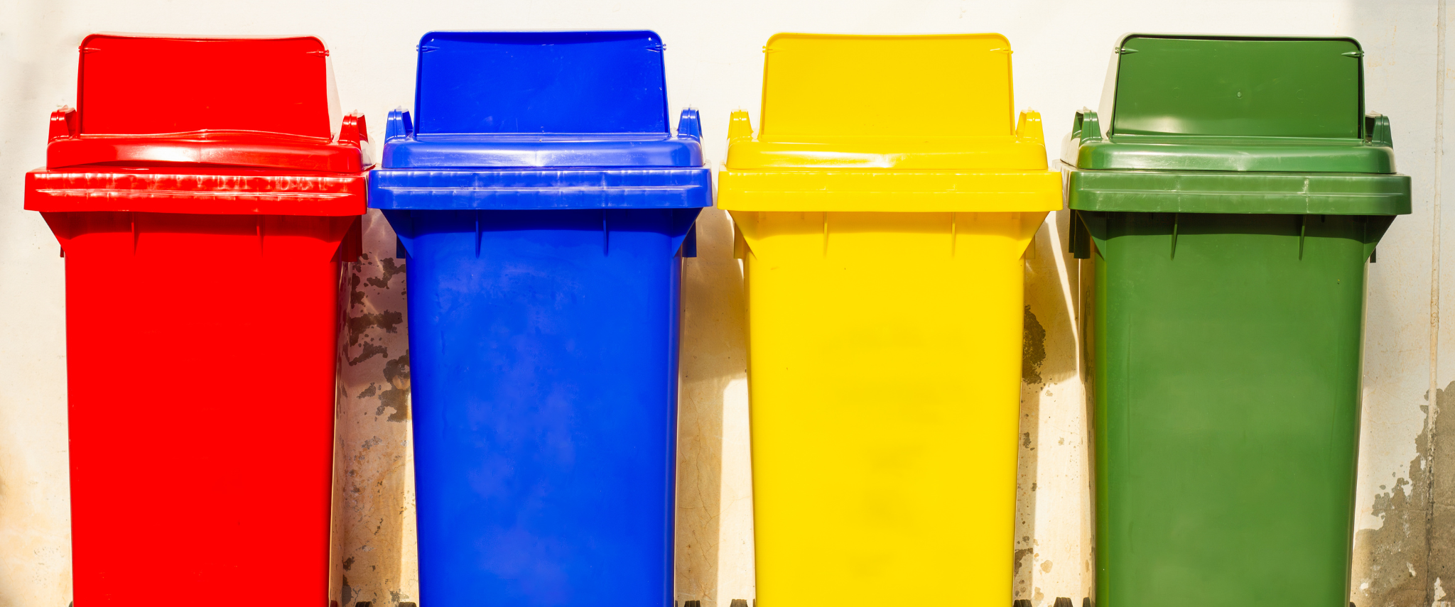 Quatre poubelles de couleur