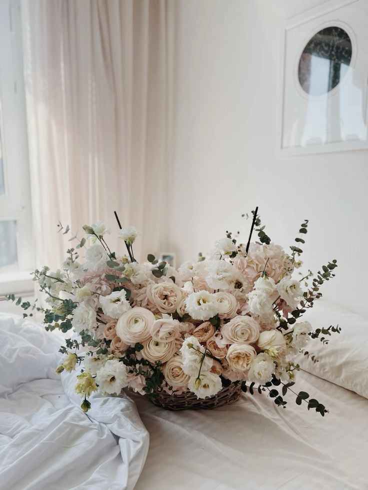 Fleurs et Corbeille Design : Façonner un Arrangement Floral Chic dans Votre Décor Intérieur