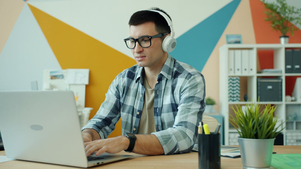 Homme travaillant sur un ordinateur portable, illustrant le zéro déchet numérique