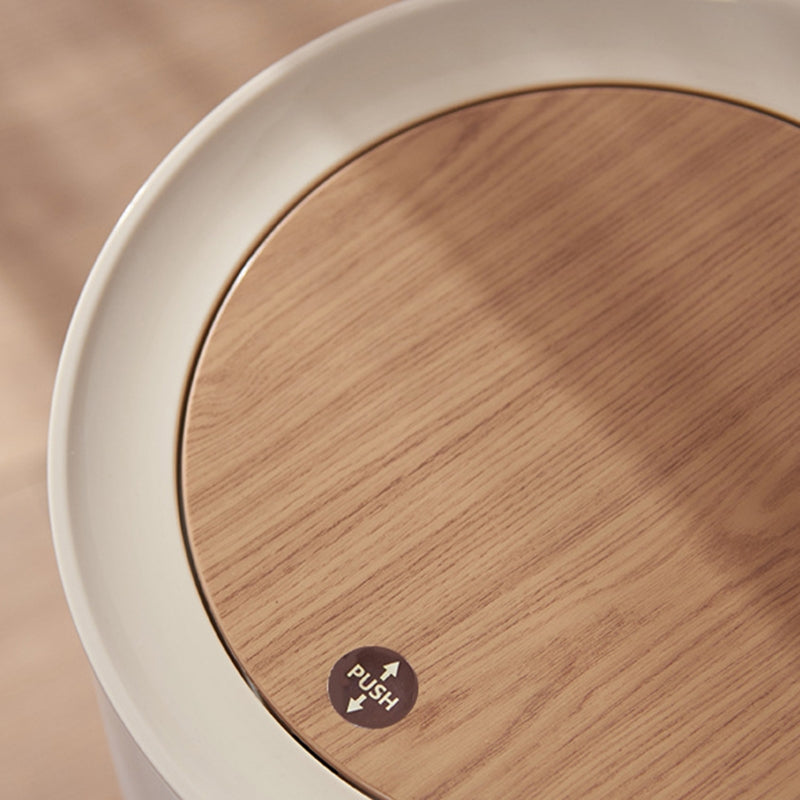 Poubelle sur pied blanche avec couvercle à pression effet bois