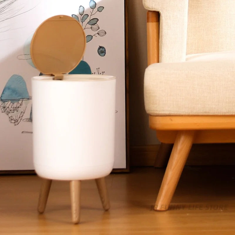 Poubelle sur pied blanche avec couvercle à pression effet bois