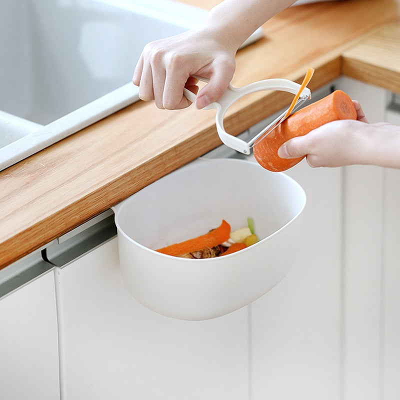 Poubelle suspendue pour porte de placard