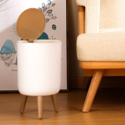 Poubelle sur pied blanche avec couvercle à pression effet bois