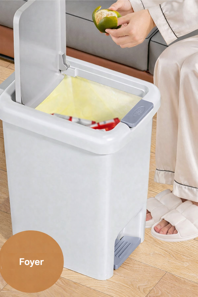 Poubelle à pédale rectangulaire blanche compacte et pratique