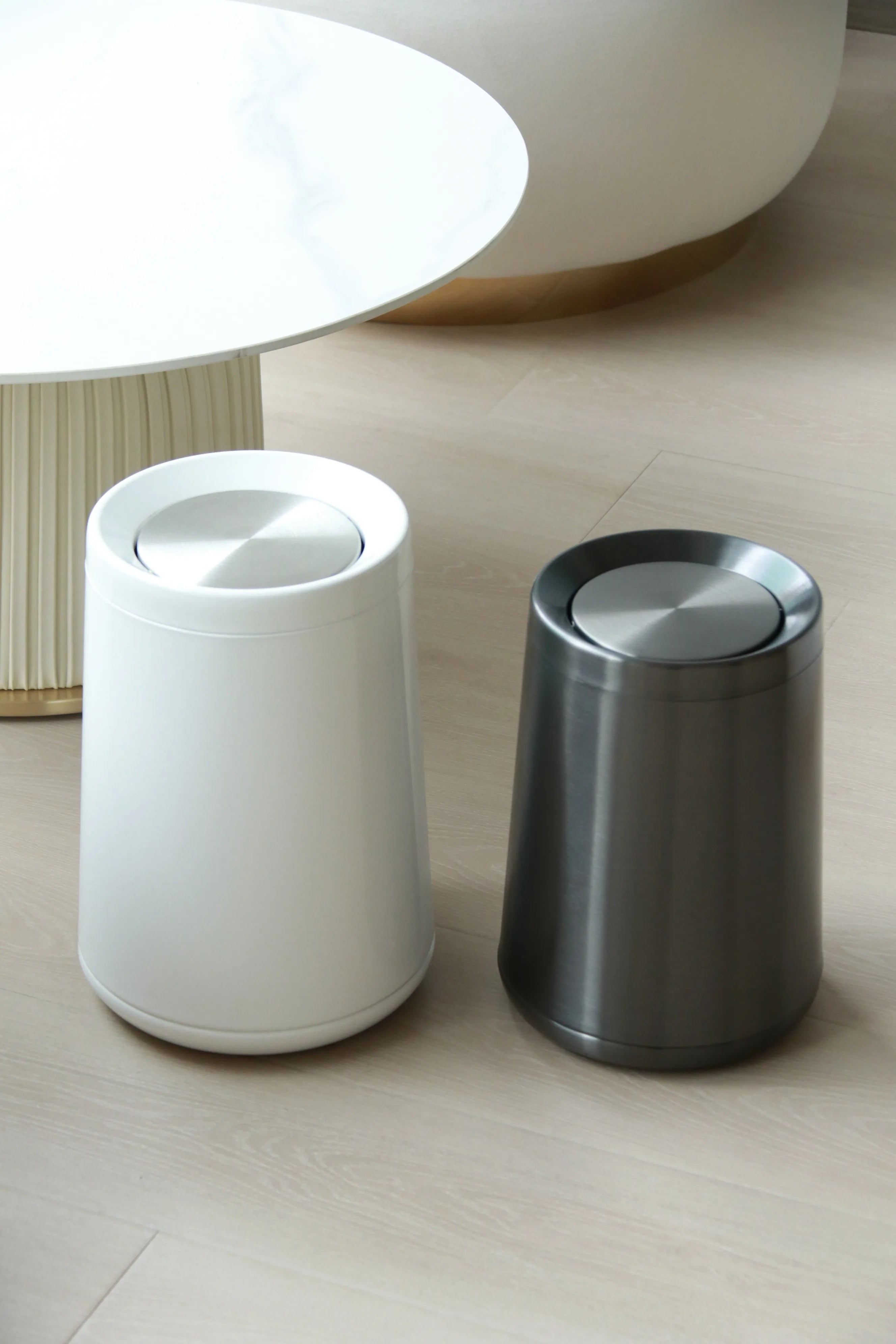 Poubelle design de luxe en inox à couvercle roulant